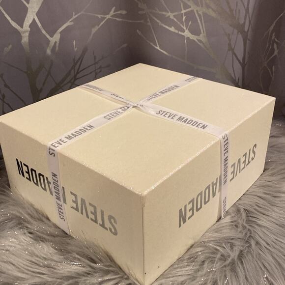 BNWT STEVE MADDEN Winter Scarf and Pom Pom Hat Gift Box Set main image 5